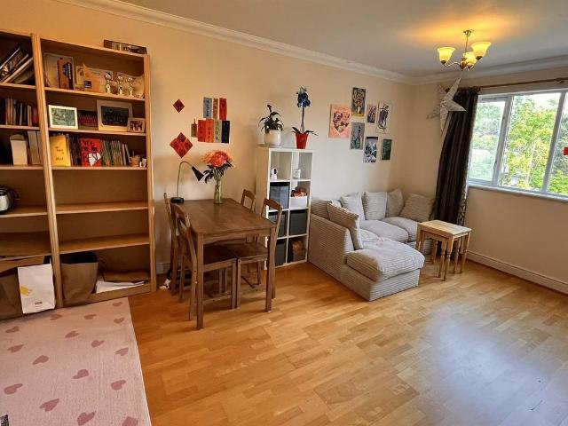 Apartment for rent in Widmore, Greater London