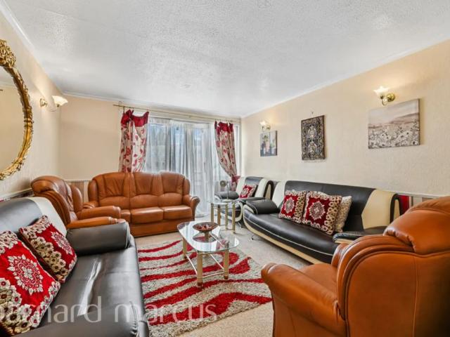 Townhouse for rent in London Borough of Merton, Mitcham