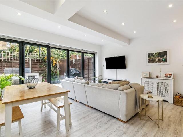 Apartment for rent in Earlsfield, Greater London