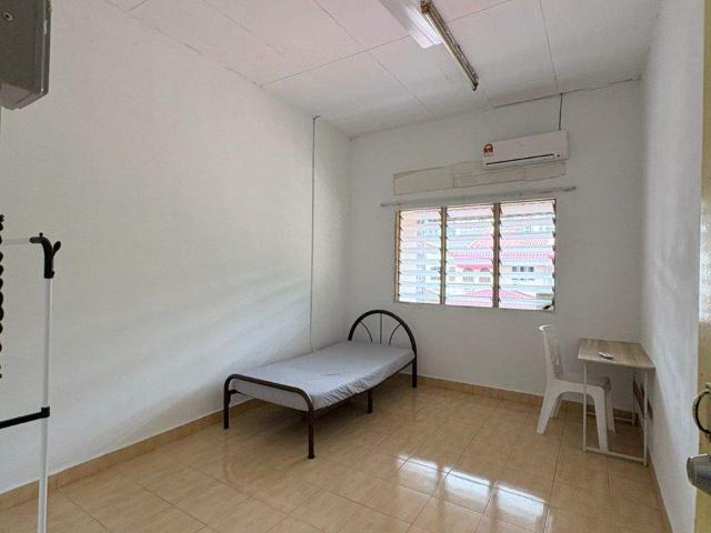 Room for rent in Petaling, Alam Impian