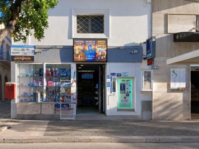 Locale Commerciale in vendita a Puglia, Lecce