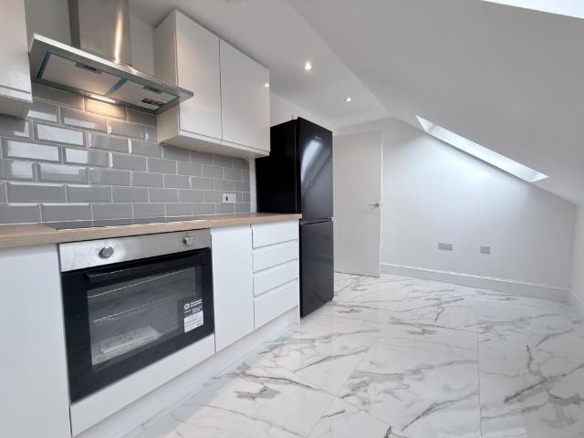 Apartment for rent in Summerstown, Greater London