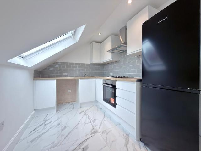 Apartment for rent in Summerstown, Greater London