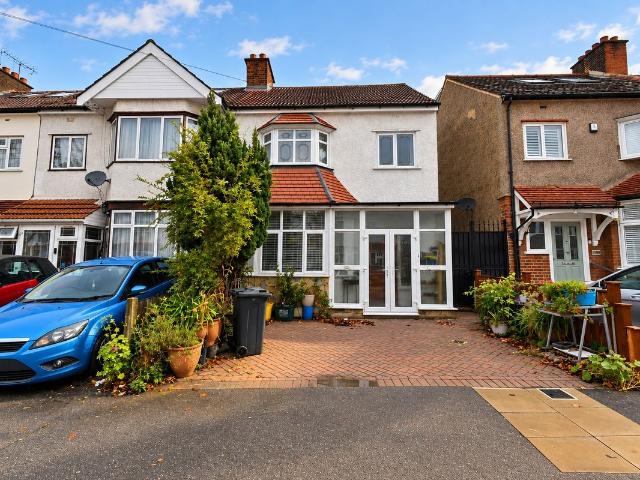 House for rent in London Borough of Redbridge, Greater London