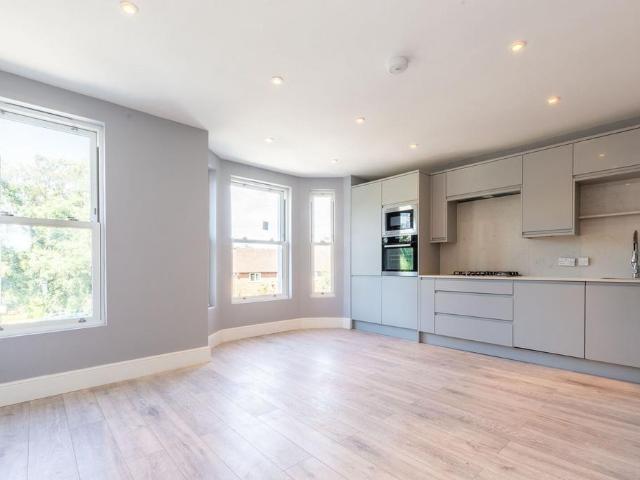 Apartment for rent in London Borough of Merton, Collier's Wood