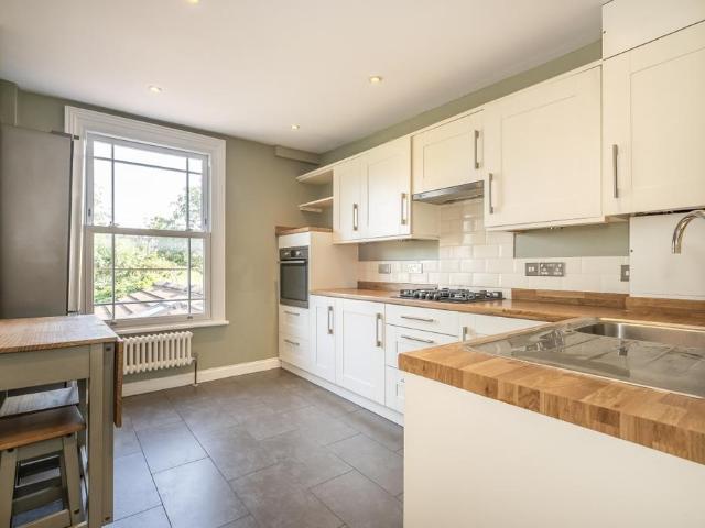 Apartment for rent in London Borough of Merton, Collier's Wood