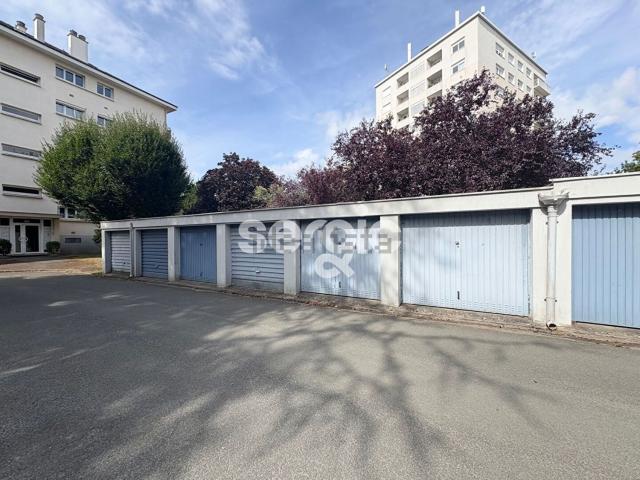 Garage vente à Justices - Madeleine - Saint-Léonard, Angers