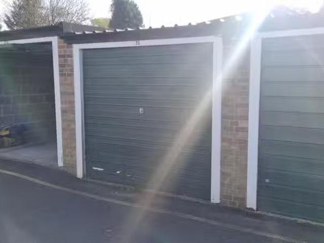 House for rent in Row Town, Surrey