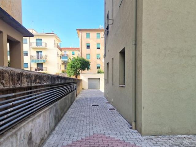 Box in vendita a Fabbricotti, Livorno