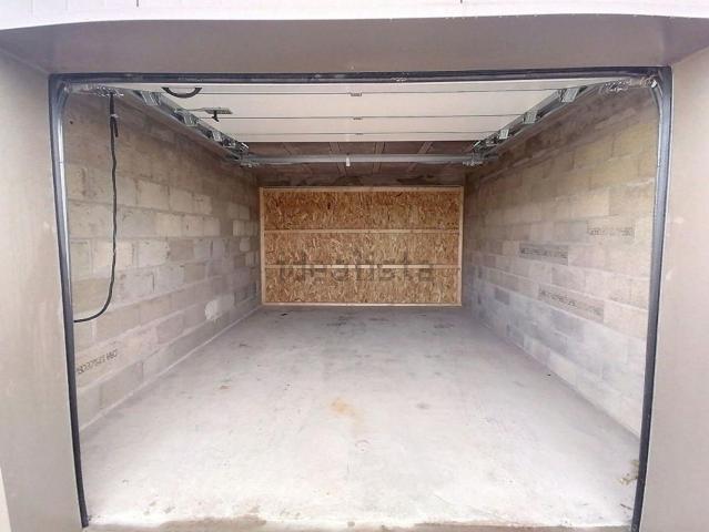 Garage location à Villeneuve, Monnaie