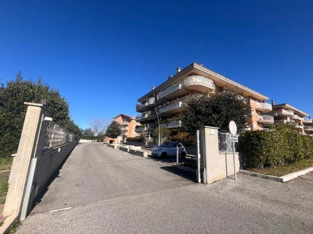 Box in affitto a Mostacciano, Roma Capitale