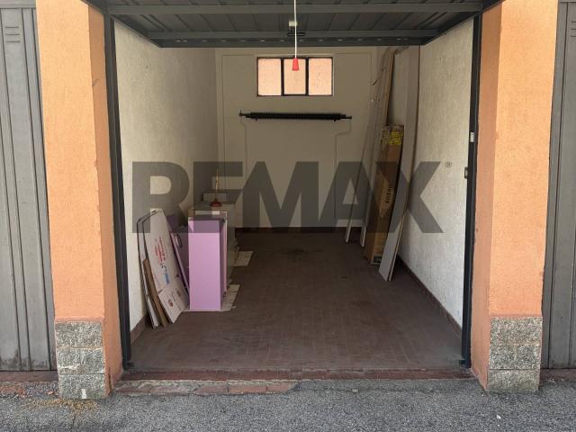 Box in vendita a Limbiate, Lombardia