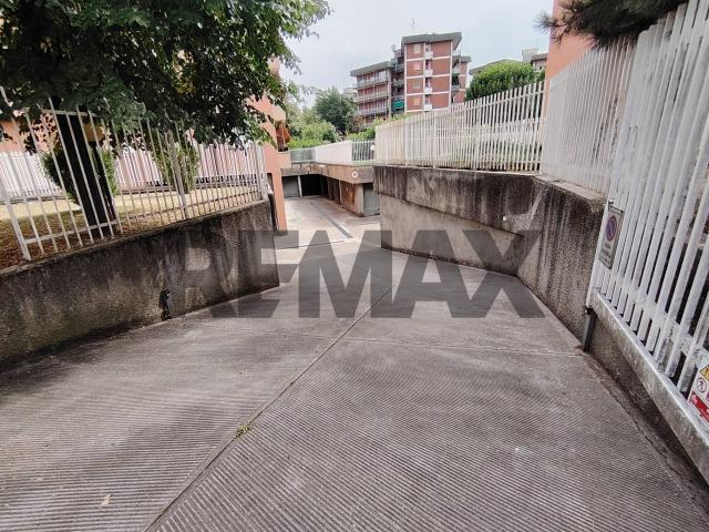 Box in vendita a Rho, Lombardia