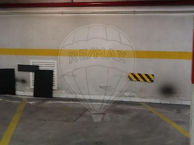 Garagem venda em Baixa de Algés, Oeiras