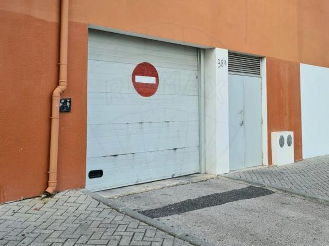 Garagem venda em Alcaniça, Almada