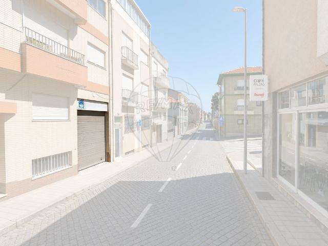 Garagem venda em Falcão, Porto