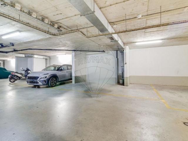 Garagem venda em Campolide, Lisboa