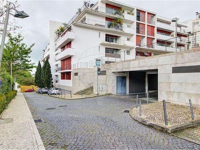 Garagem venda em Santos-o-Velho, Lisboa