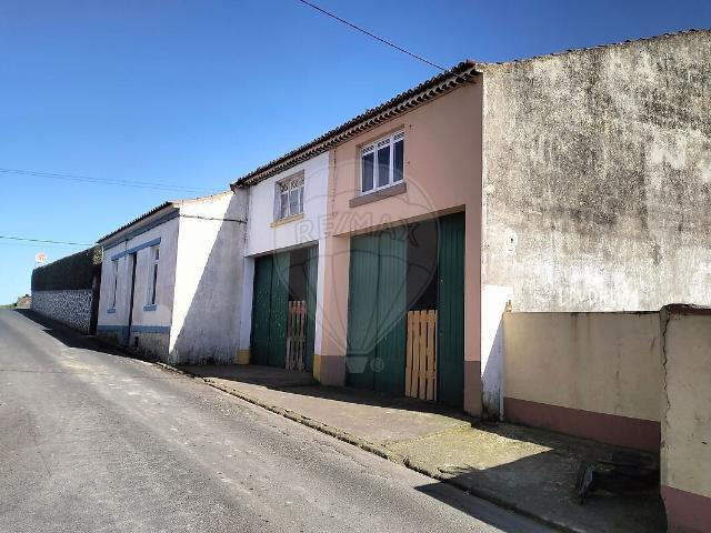 Garagem venda em Fenais da Ajuda, Ribeira Grande
