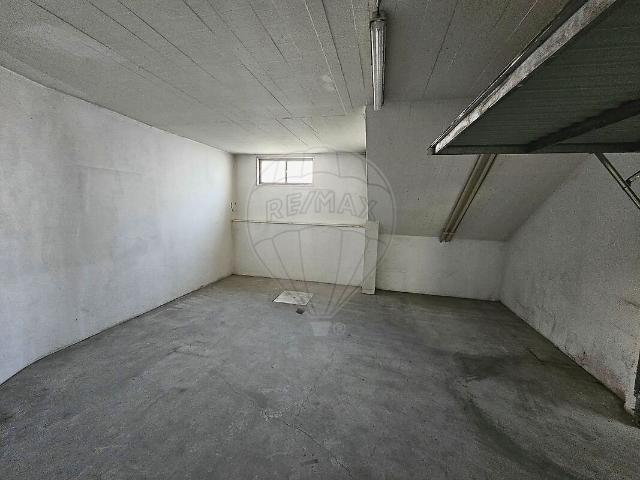 Garagem venda em Pendão, Queluz