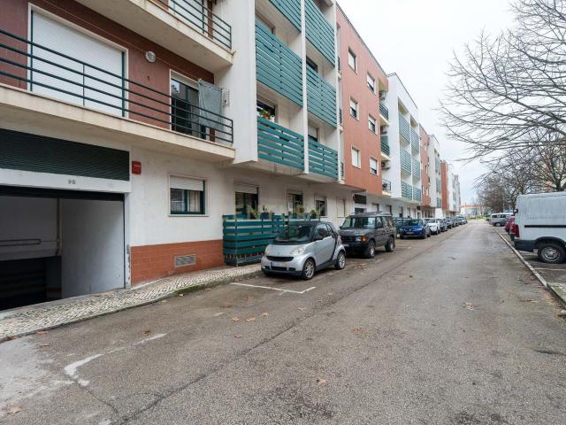 Garagem alugar em Bairro do Corte Falcão, Montijo