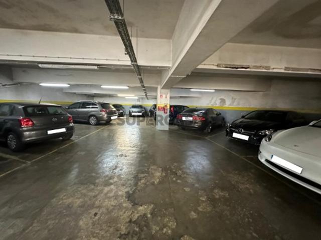 Garagem venda em Penha de França, Lisboa