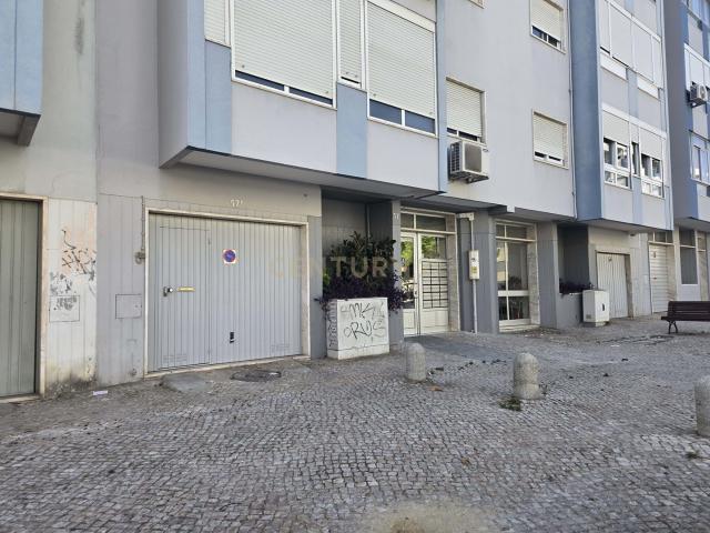 Garagem venda em Centro Sul, Almada