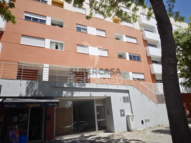 Garagem venda em Alcaniça, Almada