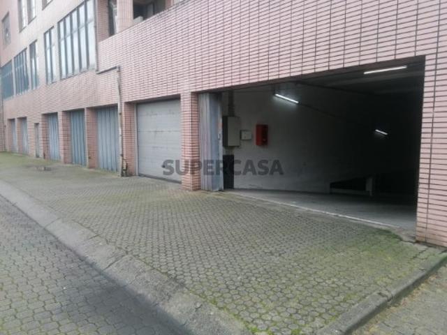 Garagem venda em Lugar do Castelo, Vila Nova de Gaia