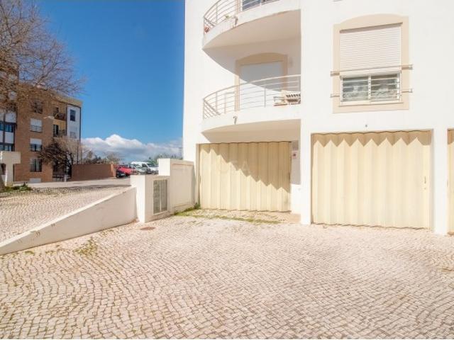 Garagem alugar em Bairro da Abrótea, Lagos