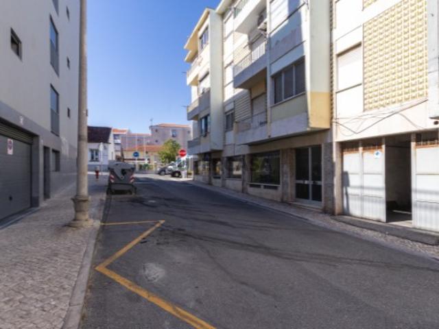 Garagem venda em Santiago Dos Velhos, Lisboa
