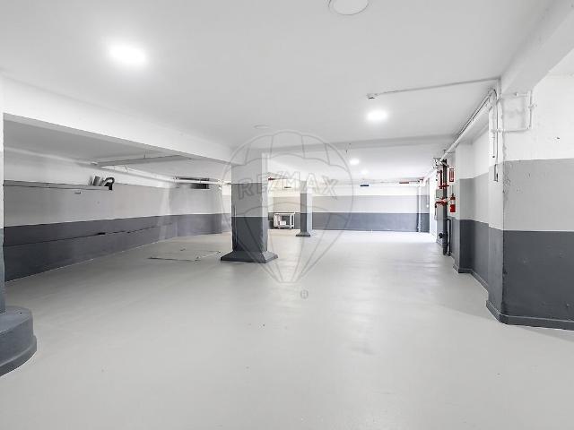 Garagem alugar em Pombal, Almada