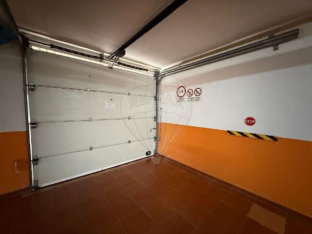 Garagem alugar em Encosta do Sol, Amadora