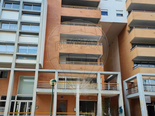 Garagem alugar em Oeiras, Lisboa