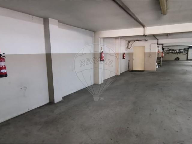 Garagem alugar em Porto, Lordelo Do Ouro