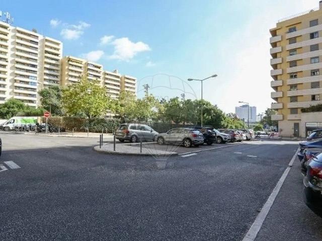 Garagem alugar em São Domingos de Benfica, Lisboa