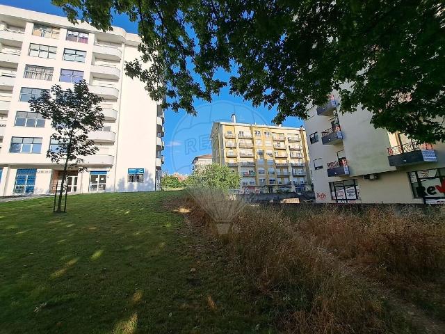 Garagem alugar em Zona Comercial do Bairro de Santa Eugénia, Viseu