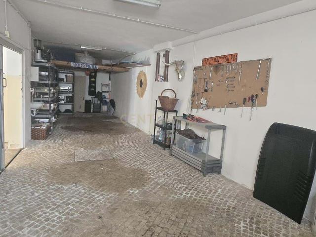 Garagem venda em Almada, Setúbal