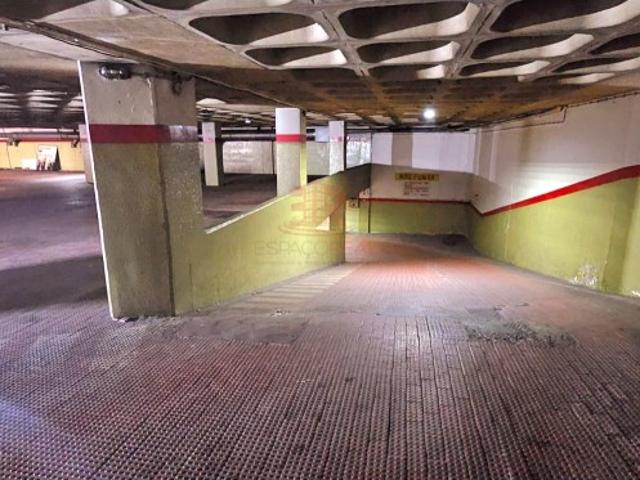 Garagem venda em Villa Park, Amadora