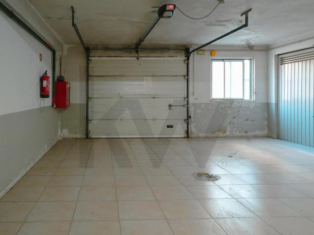 Garagem venda em Almada, Setúbal
