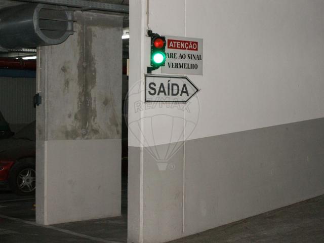 Garagem alugar em Prazeres, Lisboa