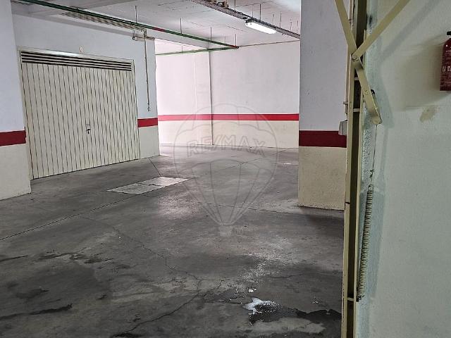 Garagem venda em Chegadinho, Almada