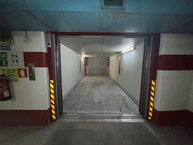 Garagem alugar em Santo António, Lisboa