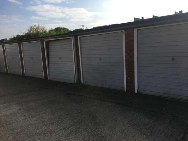 Park Home for rent in Newbury Park, Greater London