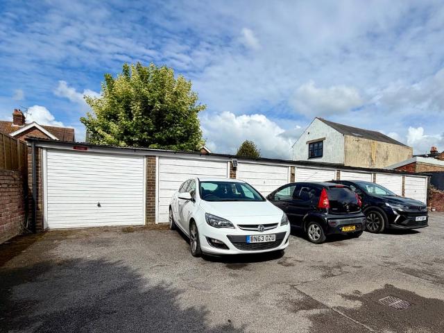 Park Home for rent in Worthing, West Sussex