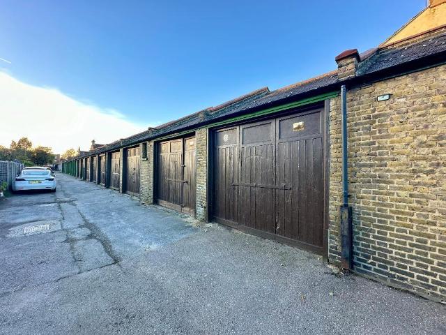 Park Home for rent in Alton Barnes, Essex