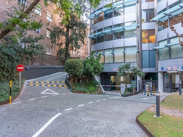 Garaje en alquiler en Barcelona, les Tres Torres
