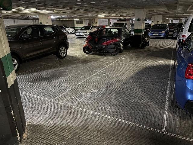 Garaje en alquiler en Sant Genís dels Agudells, Barcelona
