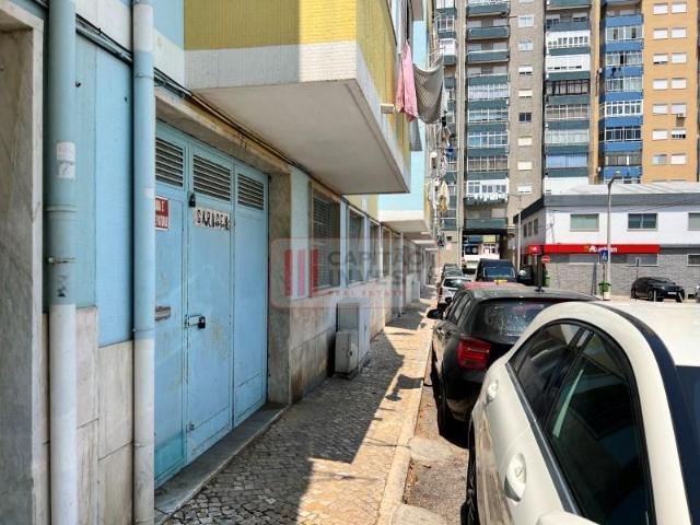Garagem venda em Almada, Setúbal