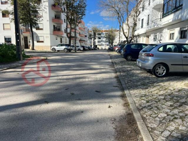 Garagem venda em Almada, Setúbal